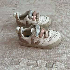 Toddler Veja Sneakers, size 8